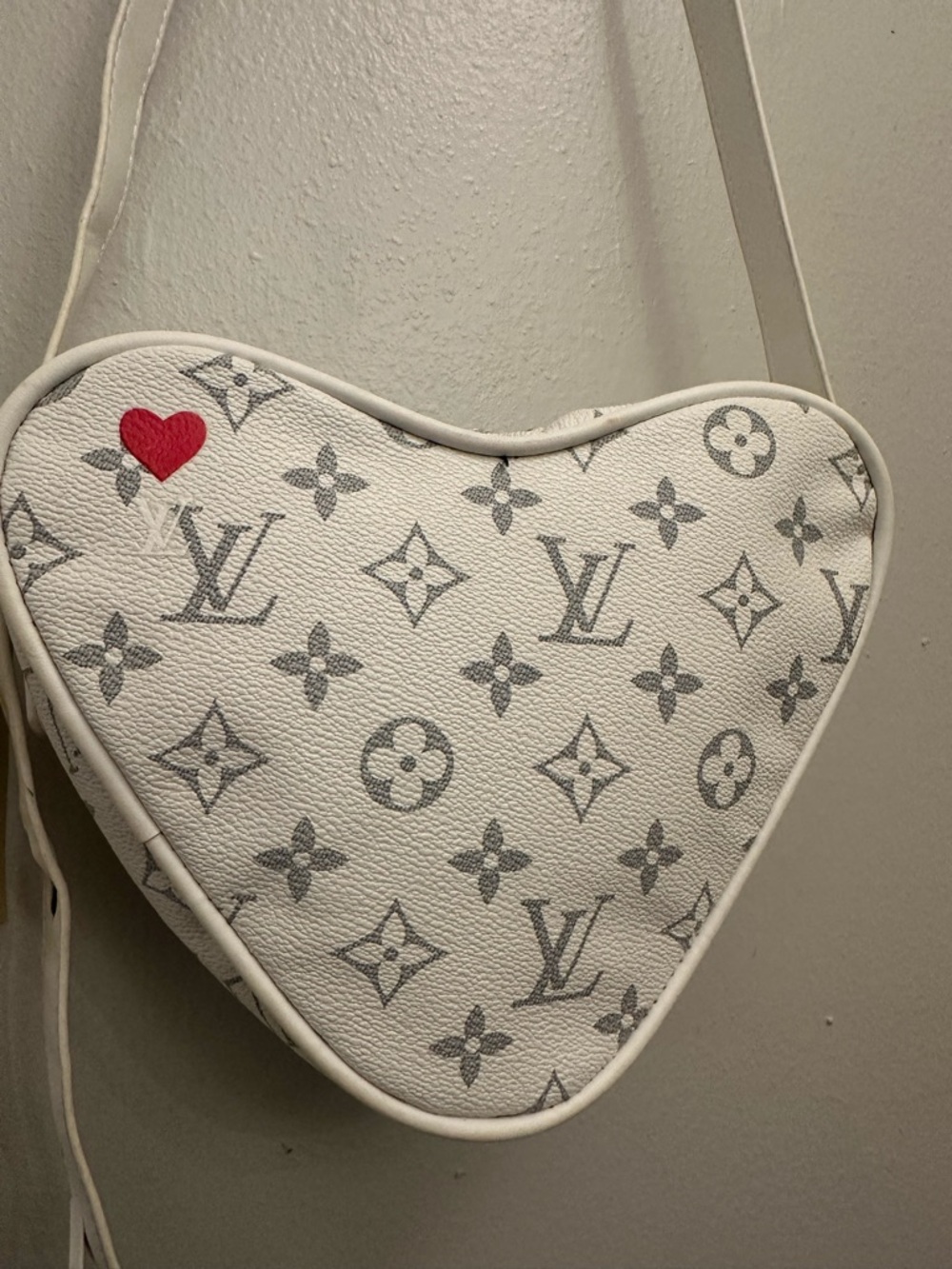 Crossbody. Hearts  Bag Not authentic - Picture 2 of 3